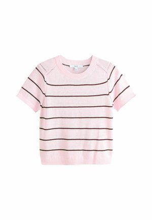 Różowy krótki sweter z dzianiny z okrągłym dekoltem i cienkimi poziomymi, ciemnobrązowymi paskami równomiernie rozmieszczonymi na całym ciele i rękawach.