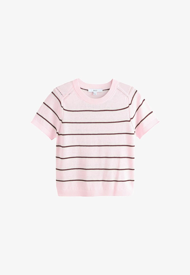 Pull en maille rose à manches courtes avec col rond et fines rayures horizontales marron foncé uniformément espacées sur le corps et les manches.
