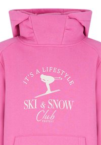 Felpa rosa con grande tasca frontale, caratterizzata da una grafica bianca di uno sciatore e la scritta: "È UNO STILE DI VITA CLUB SCI E NEVE PROTEST."