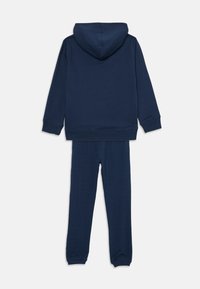 Conjunto de sudadera con capucha en azul marino y pantalones jogger a juego. Confeccionado en una tela suave, con puños y cinturilla elásticos para mayor comodidad.