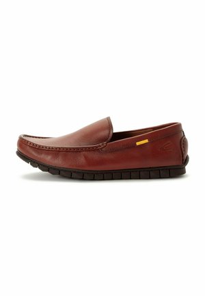Braune Lederloafers mit glatter Oberfläche, genähten Details und einer flexiblen schwarzen Gummisohle. Gelbes Akzentetikett an der Seite.