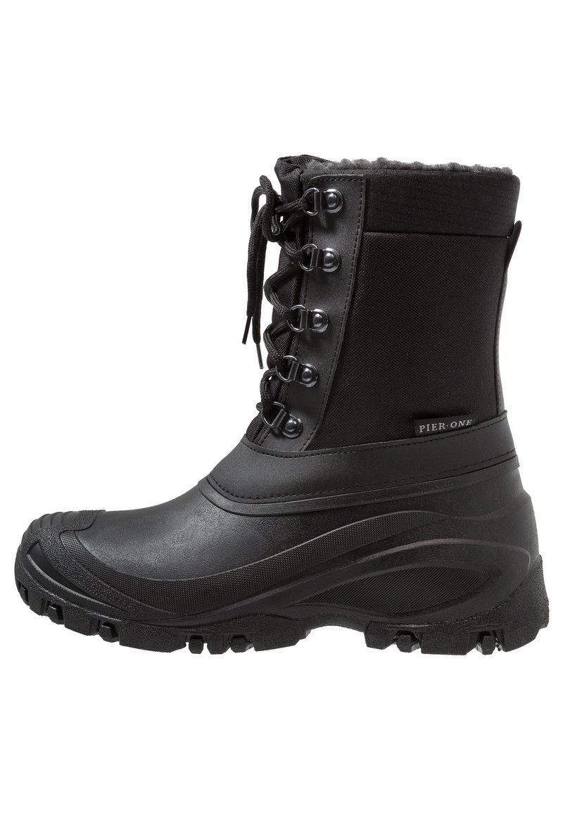 Botte de neige imperméable noire avec une semelle en caoutchouc texturée, un laçage à l'avant, une doublure en fausse fourrure et une tige lisse ornée d'une étiquette avec logo.