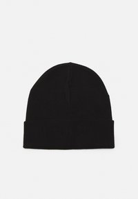 Bonnet en tricot noir avec un rebord replié, texture lisse et sommet arrondi. Présente un design simple et sans couture, sans motifs.