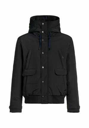 Czarna ocieplana kurtka z kapturem, z zatrzaskami, dwoma przednimi kieszeniami, elastycznymi mankietami i wzorzystym wewnętrznym kołnierzem.