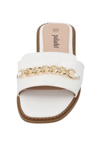 Vit halksandals med en guldkedjedetalj över remmen och en brun sula, märkt storlek 37.