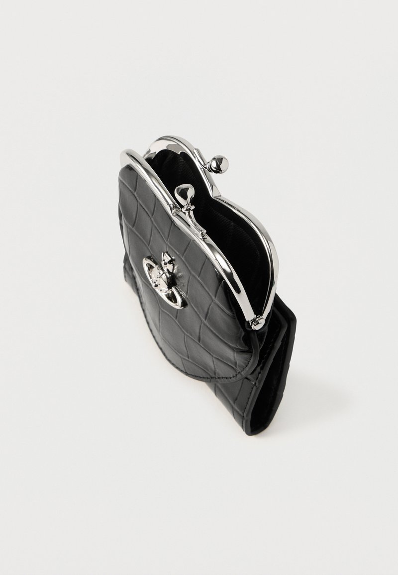 Schwarzes, gestepptes Münzetui aus Kunstleder mit silbernem Metallverschluss und dekorativem Hardware-Detail an der Vorderseite, mit abgerundeter Form.