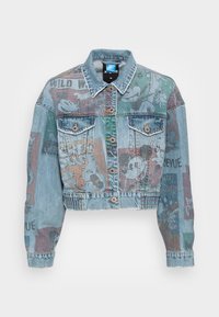 Jeansjacka med knäppning fram, bröstfickor och blekt flerfärgat Mickey Mouse serietidningstryck på ärmar och kropp.