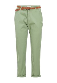 Pantalon droit vert clair avec des ourlets à revers et une ceinture tressée marron enfilée dans les passants.