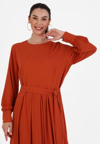 Modanisa Maxi šaty - copper color