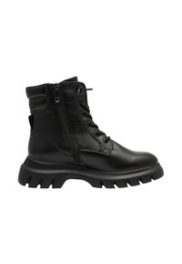 Botte de cheville en cuir noir avec une semelle en caoutchouc épaisse, dotée d'une fermeture éclair sur le côté, d'un laçage à l'avant et d'une texture lisse.