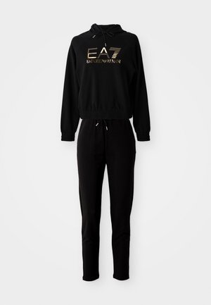 Zwarte hoodie met een cropped ontwerp, met een gouden logo aan de voorkant en verstelbare trekkoorden. Gekomplementeerd met bijpassende zwarte tapered joggers.