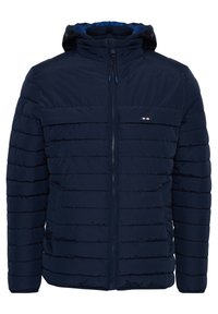 Jachetă puffer bleu marin cu glugă, cu un model matlasat orizontal, închidere cu fermoar frontal și un mic logo tricolor pe piept.