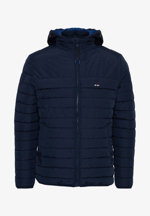 Marineblå puffjakke med hette, med horisontalt quiltet mønster, frontlukking med glidelås og en liten tri-farge logo på brystet.