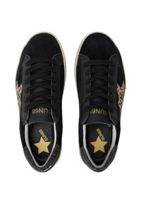 Sneakers in camoscio nero con lacci neri, pannelli laterali con stampa leopardata, dettagli con glitter sul tallone e logo a stella dorata sulle suole interne.
