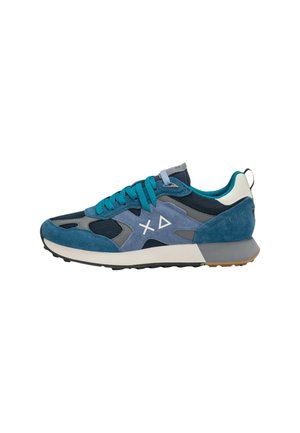 Niski niebiesko-szary sneaker z panelami z zamszu i siateczki, sznurowadłami w kolorze zielononiebieskim, białą podeszwą, geometrycznymi symbolami z boku i pętelką na pięcie.