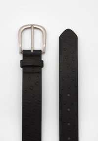 Sort læderbælte med en struktureret overflade, der har dimples. Sølvmetalspænde med rektangulær form. Lige skårne ender.
