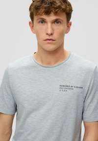 s.Oliver MIT STRUKTUR - T-Shirt print - grau meliert