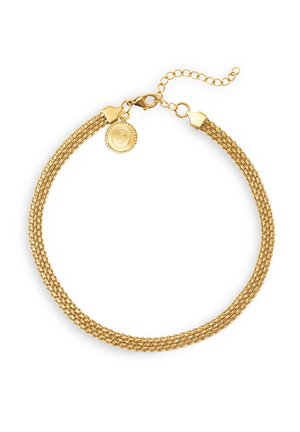 Gouden kettingarmband met een gevlochten ontwerp, voorzien van een verstelbare sluiting en een ronde bedel met een logo. Gladde afwerking en glanzende textuur.