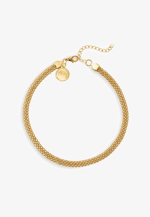 Bracciale in oro con design intrecciato, dotato di chiusura regolabile e un ciondolo rotondo con logo. Finitura liscia e texture lucida.