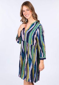 Bunt gestreiftes, knielanges Kleid mit vertikalen Streifen in Grün, Marineblau und Pink, mit V-Ausschnitt und drei Viertelärmeln. Weicher Stoff.