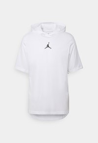Sudadera blanca de manga corta hecha de un material suave, con un logotipo negro de Michael Jordan en el pecho y un dobladillo redondeado en la parte inferior.