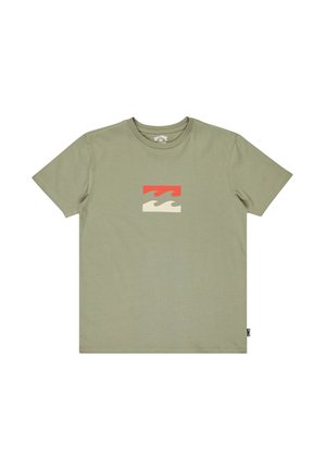 Oliwkowa bawełniana koszulka z centralnym motywem w postaci fal w kolorach czerwonym i beżowym. Okrągły dekolt, krótkie rękawy i prosty krój.