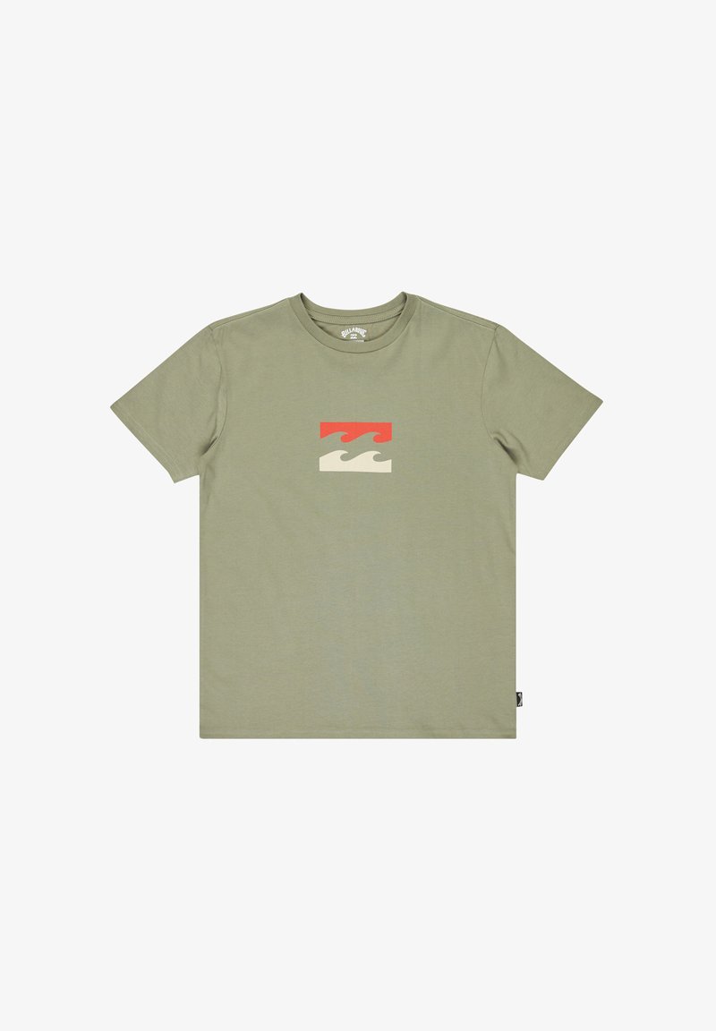 Olijfgroene katoenen t-shirt met een centraal grafisch ontwerp van rode en beige golfvormen. Ronde hals en korte mouwen met een rechte pasvorm.