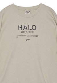 Maglietta a maniche lunghe color beige chiaro in cotone, con scollatura rotonda, testo stampato in serigrafia di colore navy scuro e vestibilità rilassata.