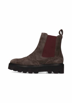 Braune Wildleder Chelsea-Stiefel mit elastischen burgunderroten Seitenpanelen, Broguemuster und einer robusten schwarzen Gummisohle für guten Halt.
