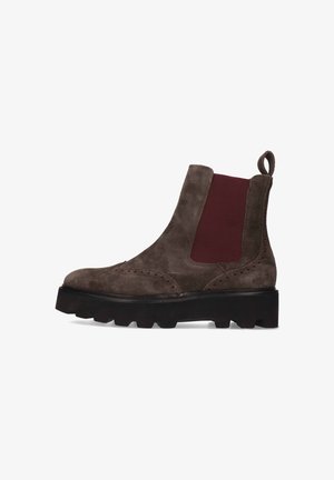 Braune Wildleder Chelsea-Stiefel mit elastischen burgunderroten Seitenpanelen, Broguemuster und einer robusten schwarzen Gummisohle für guten Halt.
