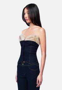 Denim corset-top med en faux fur, sweetheart-udskæring. Mørkeblå stof, struktureret form og synlige syningsdetaljer.