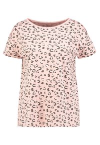 Camiseta de algodón rosa con cuello redondo y mangas cortas, con un patrón de estampado de leopardo negro en toda la prenda. Textura suave, diseño casual.