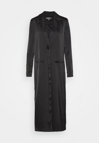 Manteau long en satin noir avec col cranté, manches longues, fermeture à boutons sur le devant et deux poches passepoilées devant.