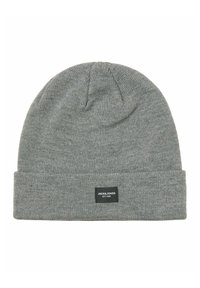 Berretto grigio di maglia piegato con un motivo testurizzato. Presenta un piccolo etichetta nera con testo bianco vicino all'orlo. Materiale morbido e elasticizzato.