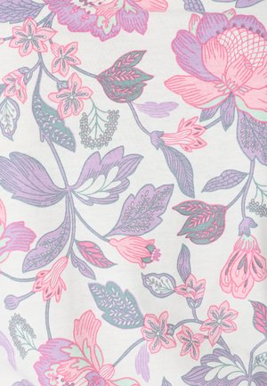 Tela floral con flores rosas y moradas y hojas verdes sobre un fondo blanco. Diseño con patrones de diversas formas y tamaños de hojas.