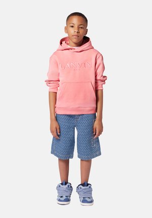 Sweatshirt rose avec le logo "LANVIN", poche kangourou ; shorts en denim avec un motif en zigzag ; baskets montantes bleues avec des lacets texturés.