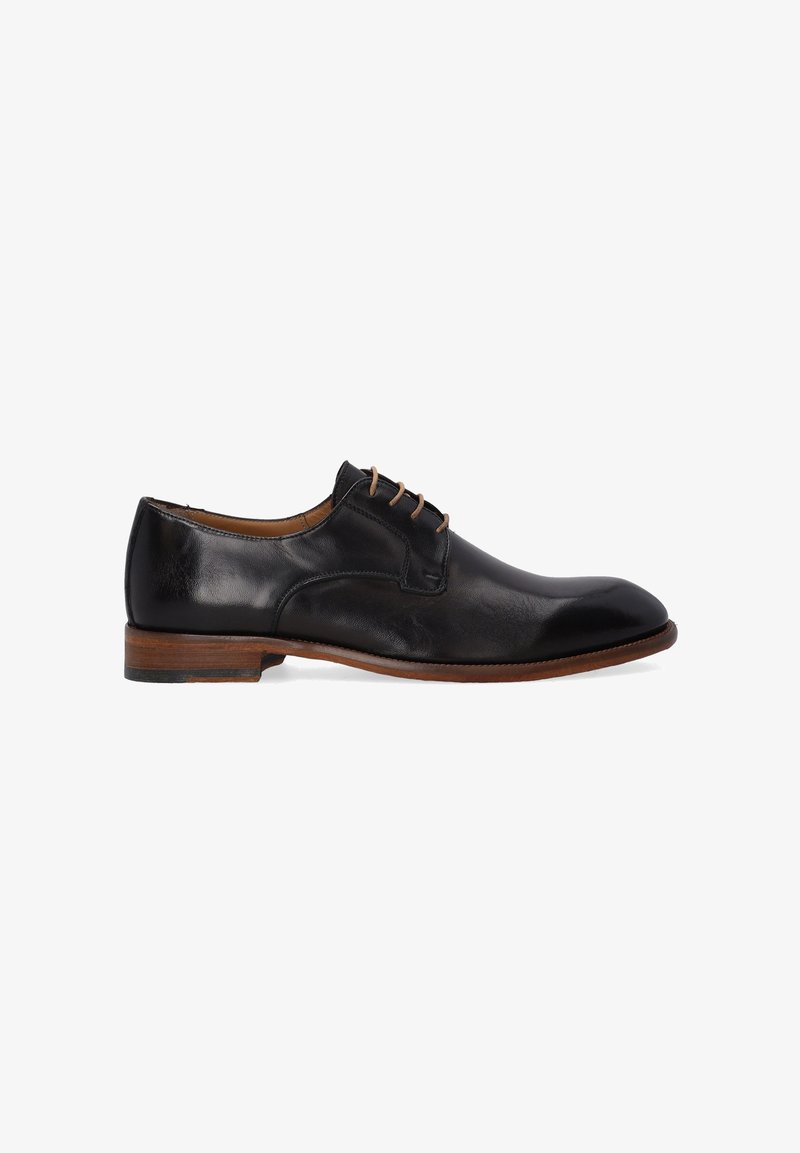Zwart leren nette schoen met een gladde afwerking, vetersluiting, ronde neus en een bruine leren zool. Standaard breedte met eenvoudige stiksels.