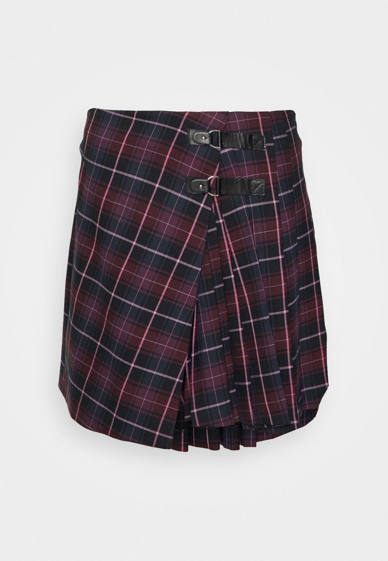 Mini-jupe plissée en tartan avec des carreaux rouge foncé, marine et rose, dotée de deux sangles à boucle en cuir noir sur le côté droit avant.