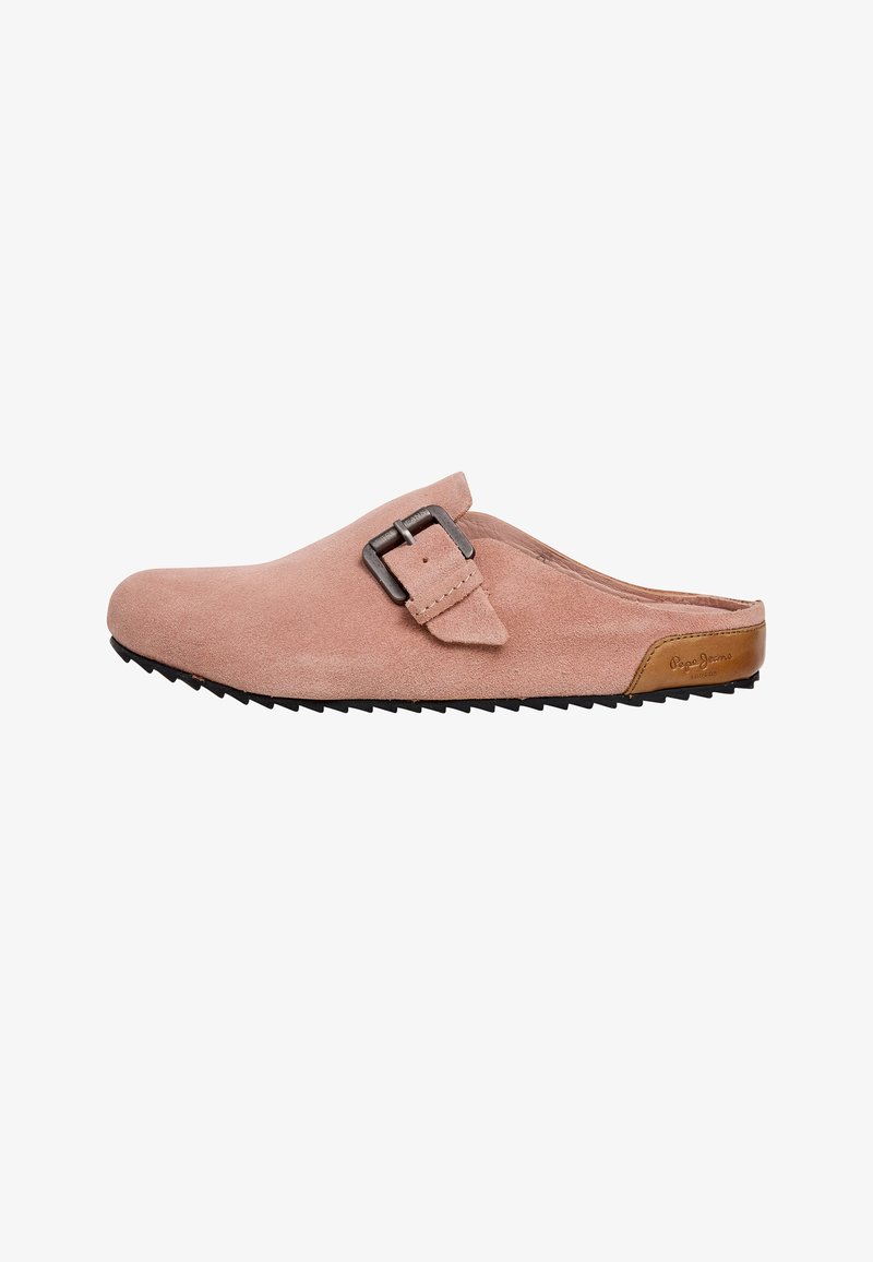 Mule en daim rose à enfiler avec boucle en métal noire, patch talon en cuir marron et semelle texturée noire.