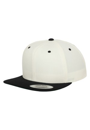 Czapka snapback z białą koroną i czarnym daszkiem. Cechy to płaski szczyt, haftowane otwory wentylacyjne oraz regulowany pasek z tyłu.