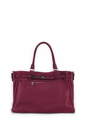 Sac à main en cuir de Maroons avec deux poignées supérieures, poche zippée et garnitures décoratives ; finition texturée avec un design structuré.
