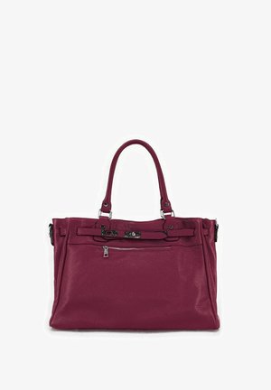 Sac à main en cuir de Maroons avec deux poignées supérieures, poche zippée et garnitures décoratives ; finition texturée avec un design structuré.