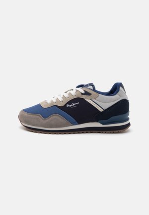 Zapatilla casual para hombre en azul, gris, marino y blanco con cordones blancos y suela de goma texturizada, que presenta el logo de Pepe Jeans en el lateral.