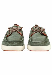 Zielone casualowe buty na sznurowadła z białą podeszwą i brązowymi sznurowadłami, widok z przodu na białym tle.