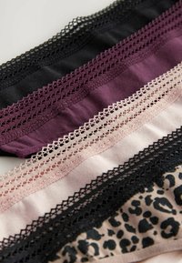 Quatre bandes en dentelle extensible en noir, violet profond, rose doux et rose pâle avec un détail en imprimé léopard, présentant une garniture en dentelle complexe.