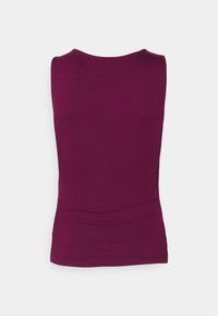 Top sin mangas de color morado, hecho de una tela suave, con un escote redondo y una silueta ajustada. Presenta una textura lisa y un mínimo de detalles.
