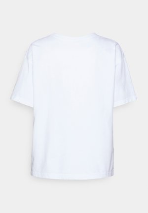 Lihtne valge lühikeste varrukatega puuvillane t-särk, esitatud tagantpoolt heleda halli tausta peal.