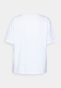 T-shirt en coton blanc à manches courtes, avec un col rond et une coupe droite. Le tissu semble lisse, sans motifs ni embellissements visibles.