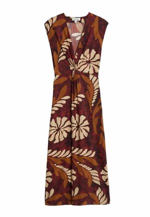 Vestido sin mangas con escote en V y nudo retorcido en la cintura, con grandes patrones florales y de hojas en crema y marrón sobre tela rojo oscuro.