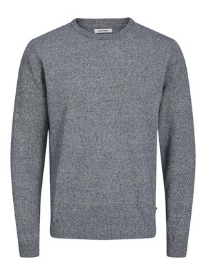 Grå stickad tröja med rund halsringning, med ett strukturerat mönster och ribbad muddar och nederkant. Tagg synlig på halsringningen.
